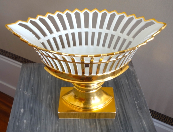 Coupe ajourée de forme navette, porcelaine de Paris dorée à l'or, époque Empire / Restauration