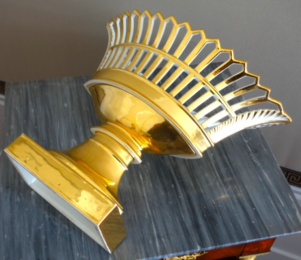 Coupe ajourée de forme navette, porcelaine de Paris dorée à l'or, époque Empire / Restauration