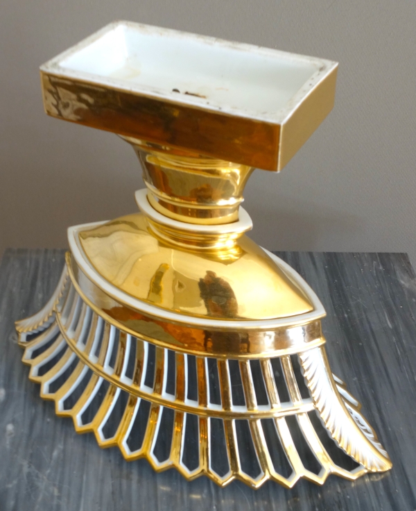 Coupe ajourée de forme navette, porcelaine de Paris dorée à l'or, époque Empire / Restauration