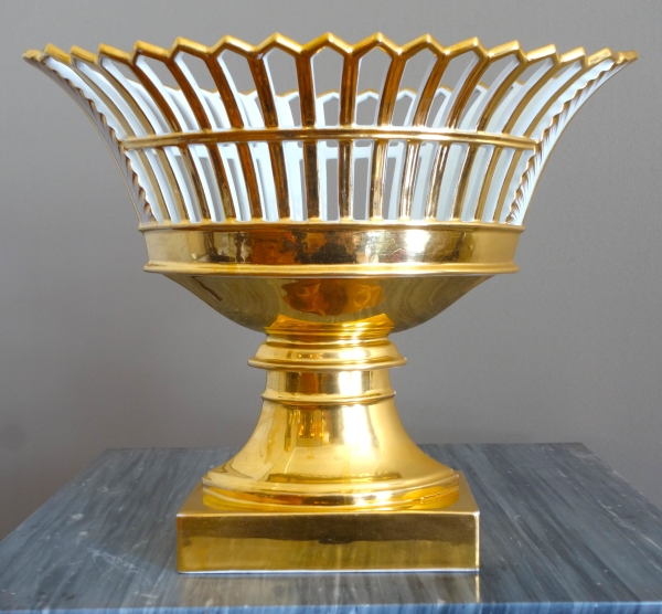Coupe ajourée de forme navette, porcelaine de Paris dorée à l'or, époque Empire / Restauration