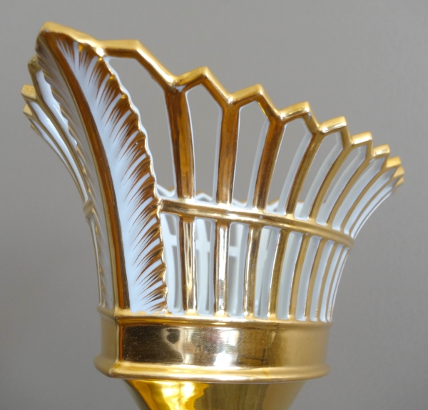 Coupe ajourée de forme navette, porcelaine de Paris dorée à l'or, époque Empire / Restauration
