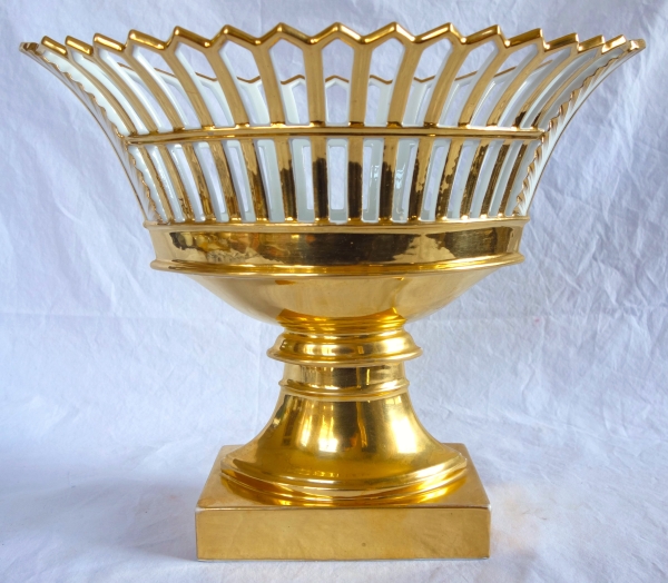 Coupe ajourée de forme navette, porcelaine de Paris dorée à l'or, époque Empire / Restauration