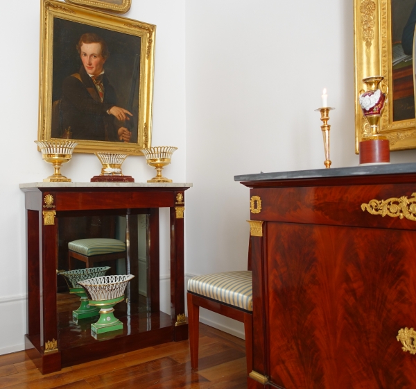 Importante coupe navette Empire en porcelaine ajourée vert amande dorée à l'or fin, début XIXe