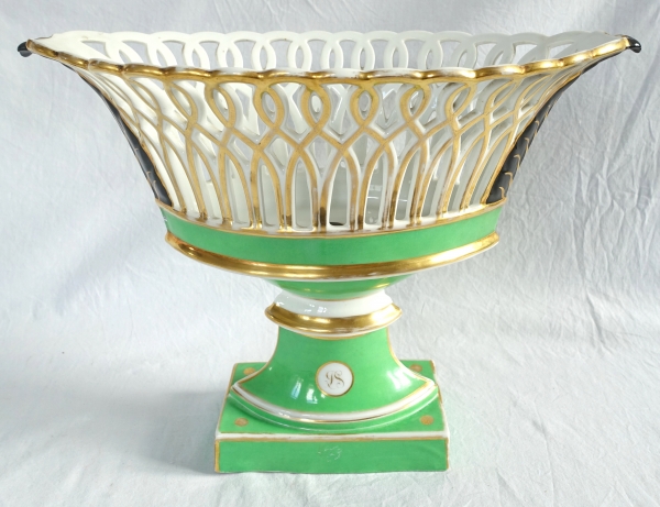 Importante coupe navette Empire en porcelaine ajourée vert amande dorée à l'or fin, début XIXe