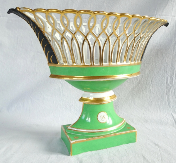 Importante coupe navette Empire en porcelaine ajourée vert amande dorée à l'or fin, début XIXe