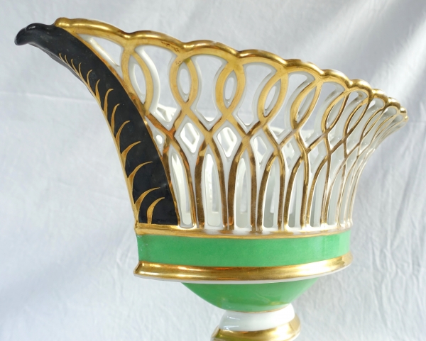 Importante coupe navette Empire en porcelaine ajourée vert amande dorée à l'or fin, début XIXe