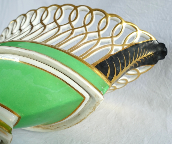 Importante coupe navette Empire en porcelaine ajourée vert amande dorée à l'or fin, début XIXe