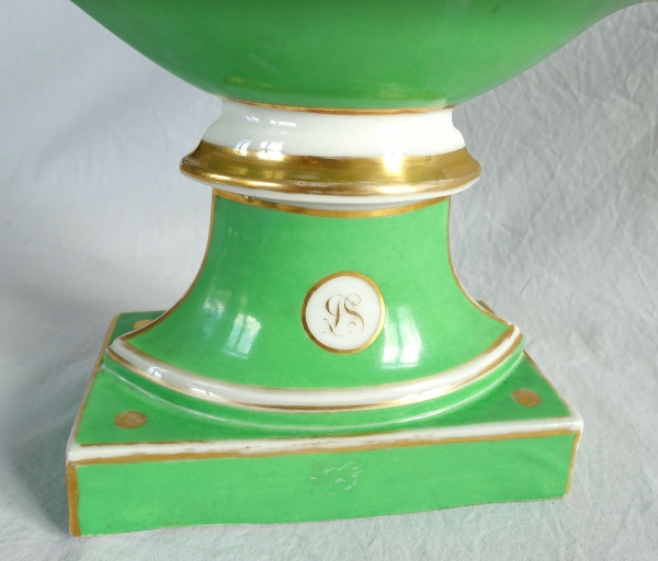 Importante coupe navette Empire en porcelaine ajourée vert amande dorée à l'or fin, début XIXe