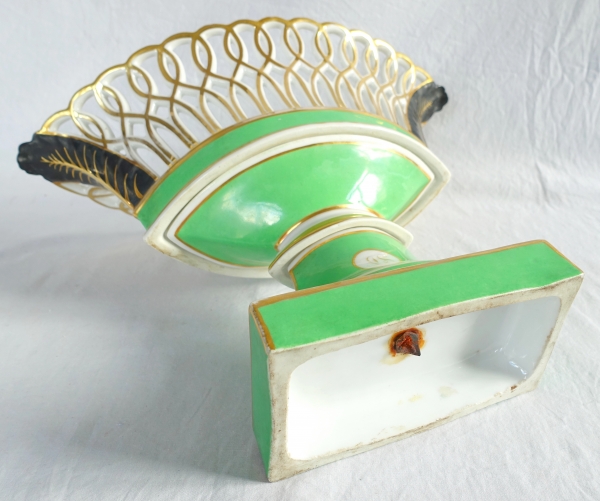 Importante coupe navette Empire en porcelaine ajourée vert amande dorée à l'or fin, début XIXe