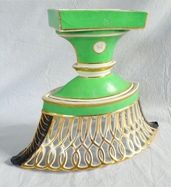 Importante coupe navette Empire en porcelaine ajourée vert amande dorée à l'or fin, début XIXe