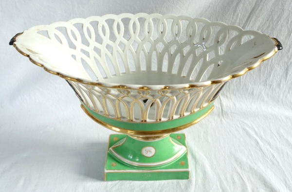 Importante coupe navette Empire en porcelaine ajourée vert amande dorée à l'or fin, début XIXe