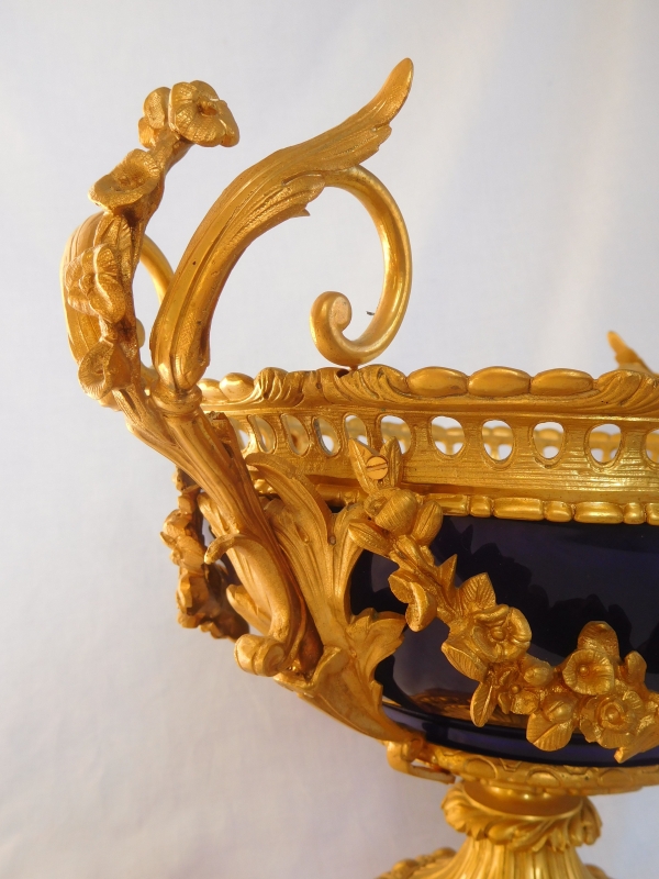 Grande coupe centre de table en bronze doré & porcelaine - style Louis XVI