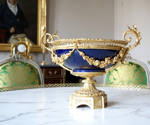 Grande coupe centre de table en bronze doré & porcelaine - style Louis XVI