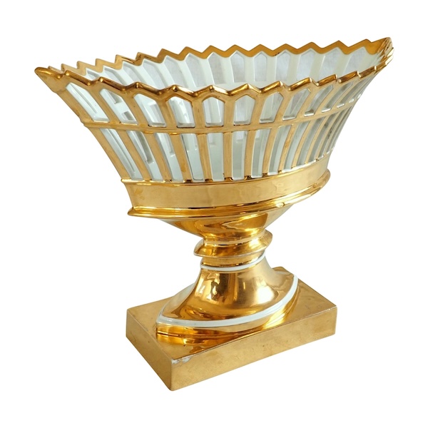 Grande coupe ajourée en porcelaine de Paris dorée à l'or, époque Empire / Restauration