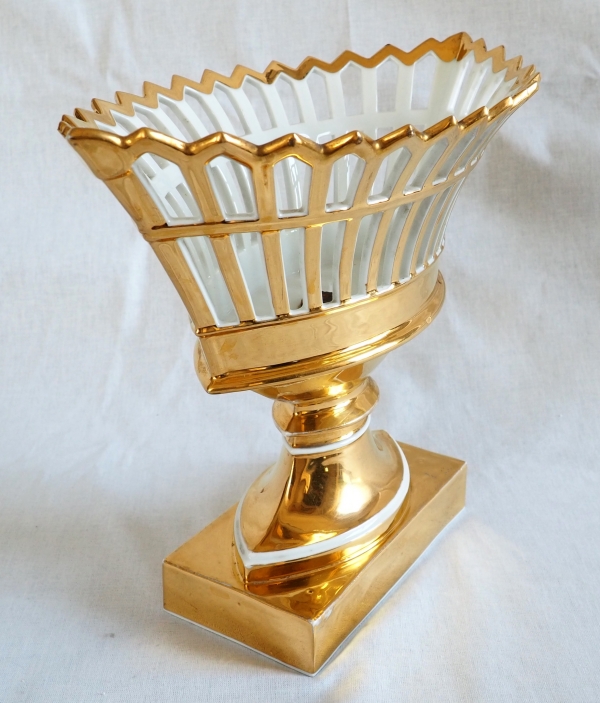 Grande coupe ajourée en porcelaine de Paris dorée à l'or, époque Empire / Restauration
