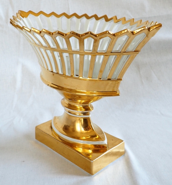 Grande coupe ajourée en porcelaine de Paris dorée à l'or, époque Empire / Restauration