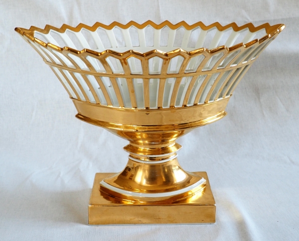 Grande coupe ajourée en porcelaine de Paris dorée à l'or, époque Empire / Restauration
