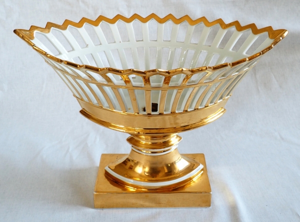 Grande coupe ajourée en porcelaine de Paris dorée à l'or, époque Empire / Restauration