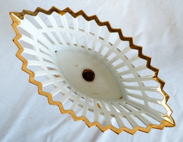 Grande coupe ajourée en porcelaine de Paris dorée à l'or, époque Empire / Restauration