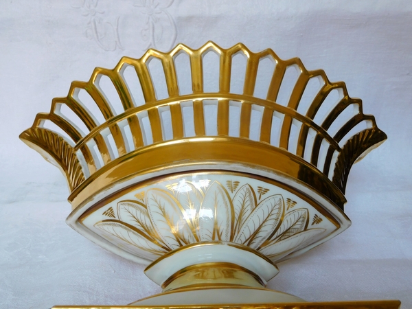 Grande coupe ajourée en porcelaine de Paris dorée à l'or d'époque Empire / Restauration