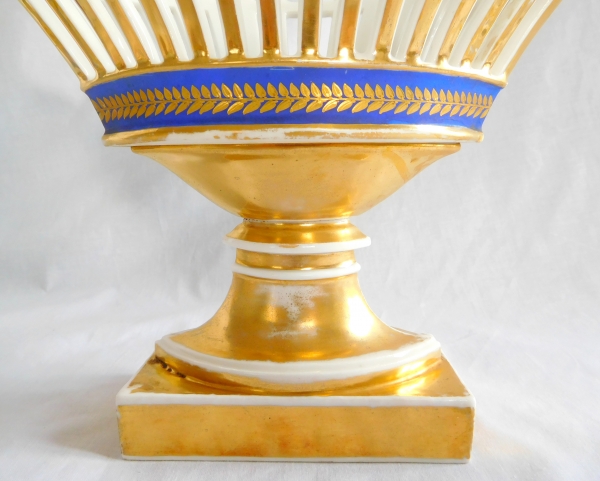 Empire Paris porcelain reticulated cup enhanced with fine gold, early 19th century circa 1820