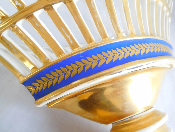 Empire Paris porcelain reticulated cup enhanced with fine gold, early 19th century circa 1820