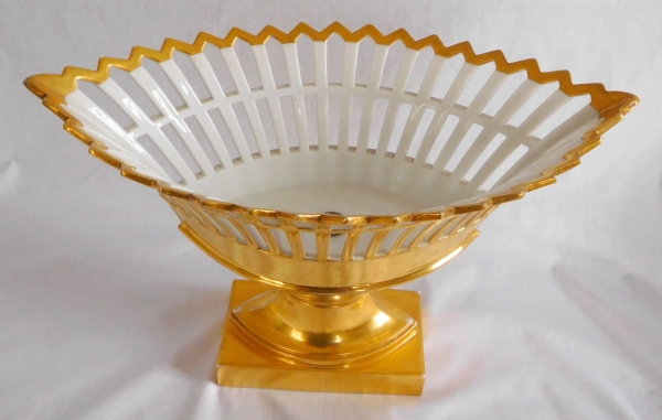 Empire Paris porcelain reticulated cup enhanced with fine gold, early 19th century circa 1820