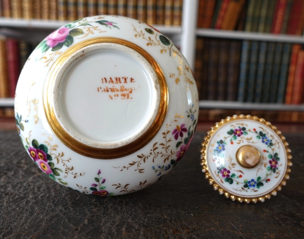 Manufacture Darte - flacon en porcelaine à décor floral et or d'époque Charles X - signé
