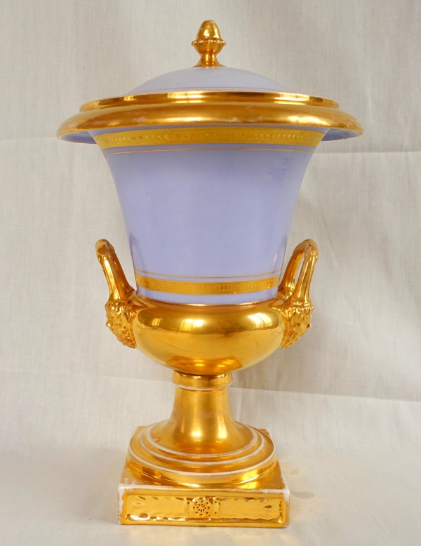 Grand vase urne Empire en porcelaine de Paris - décor or mat et brillant sur fond pervenche