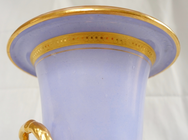 Grand vase urne Empire en porcelaine de Paris - décor or mat et brillant sur fond pervenche