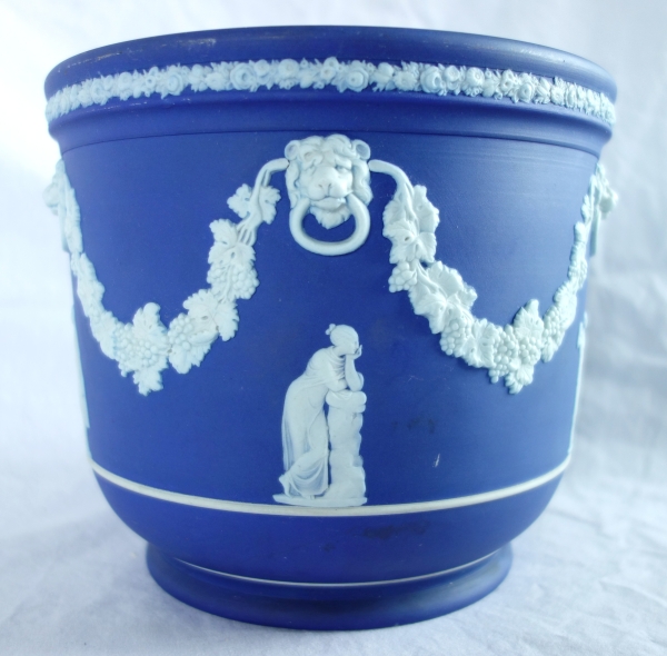 Wedgwood : grand cache-pot / centre de table néoclassique en porcelaine biscuit bleu foncé