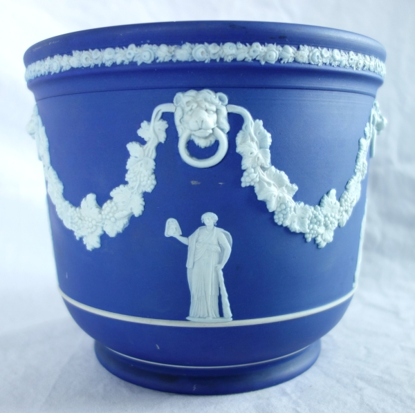 Wedgwood : grand cache-pot / centre de table néoclassique en porcelaine biscuit bleu foncé