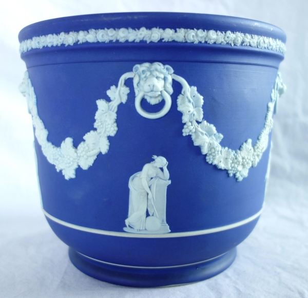 Wedgwood : grand cache-pot / centre de table néoclassique en porcelaine biscuit bleu foncé