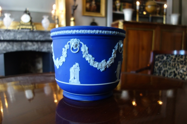Wedgwood : grand cache-pot / centre de table néoclassique en porcelaine biscuit bleu foncé