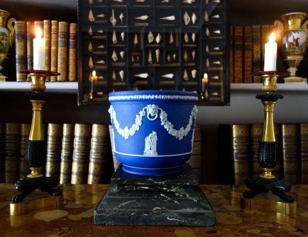 Wedgwood : grand cache-pot / centre de table néoclassique en porcelaine biscuit bleu foncé