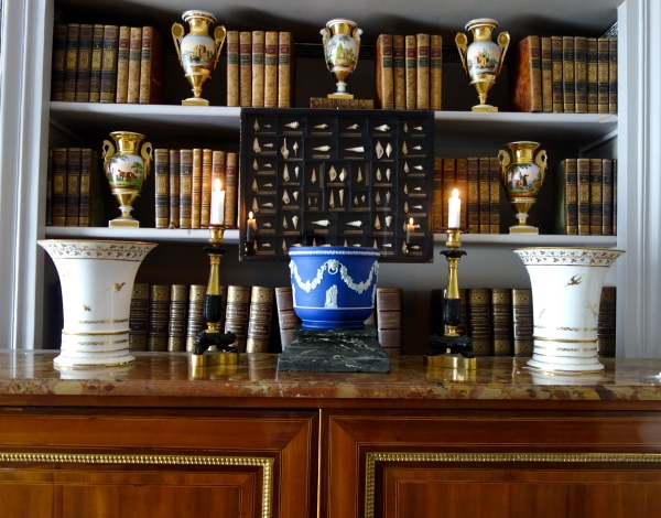 Wedgwood : grand cache-pot / centre de table néoclassique en porcelaine biscuit bleu foncé