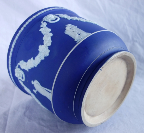 Wedgwood : grand cache-pot / centre de table néoclassique en porcelaine biscuit bleu foncé