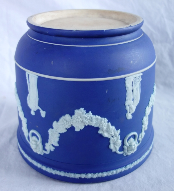 Wedgwood : grand cache-pot / centre de table néoclassique en porcelaine biscuit bleu foncé