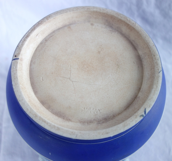Wedgwood : grand cache-pot / centre de table néoclassique en porcelaine biscuit bleu foncé