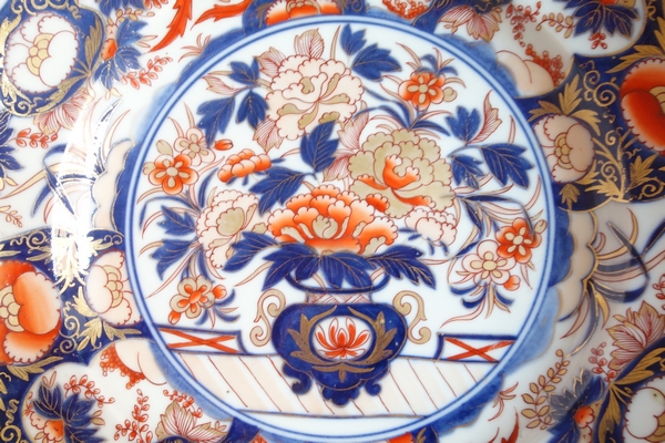 Grand plat en porcelaine à décor Imari d'époque fin XVIIIe - Chine ou Japon