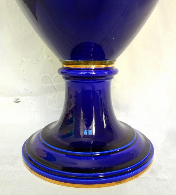 Sèvres (Manufacture Nationale) 1888 : monumental vase en porcelaine bleu de four et doré - 75cm