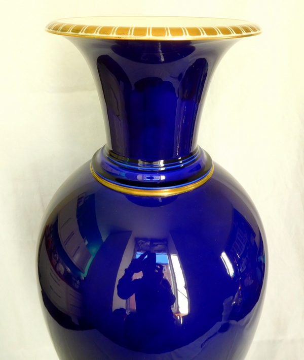 Sèvres (Manufacture Nationale) 1888 : monumental vase en porcelaine bleu de four et doré - 75cm