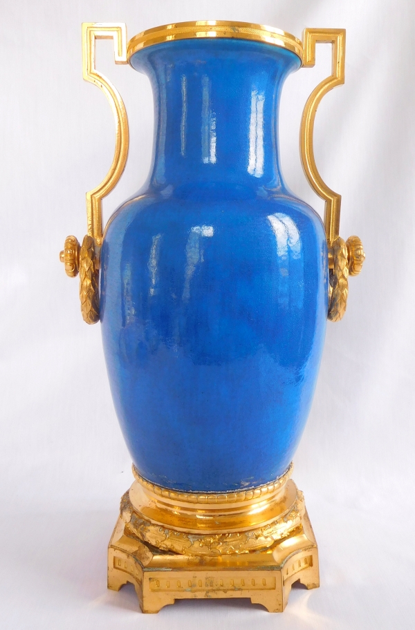 Grand vase d'ornement Louis XVI en porcelaine turquoise et bronze doré