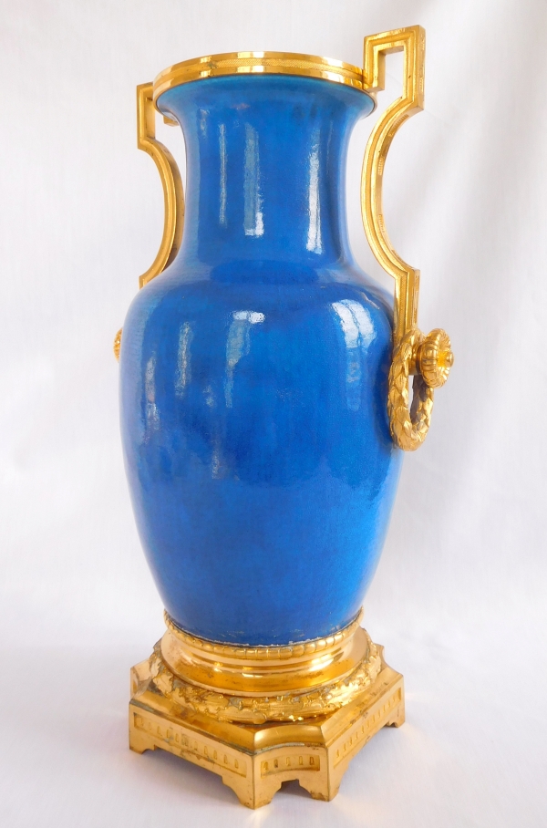 Grand vase d'ornement Louis XVI en porcelaine turquoise et bronze doré