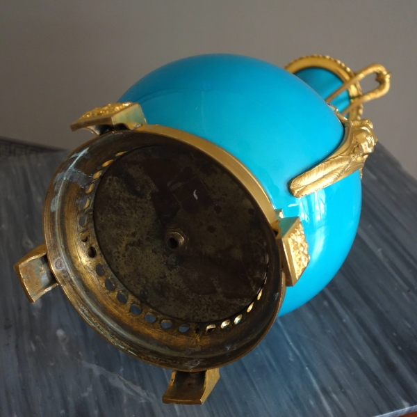 Grand vase d'ornement Louis XVI en porcelaine turquoise et bronze doré