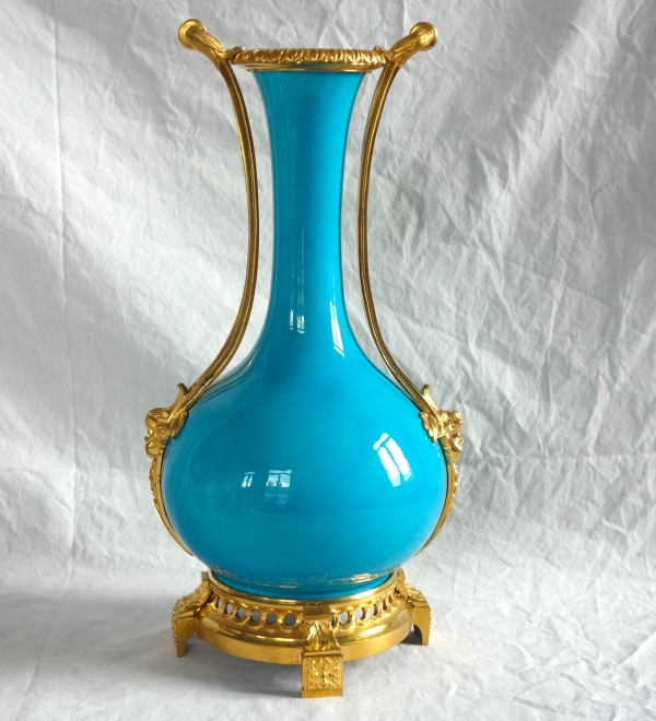 Grand vase d'ornement Louis XVI en porcelaine turquoise et bronze doré