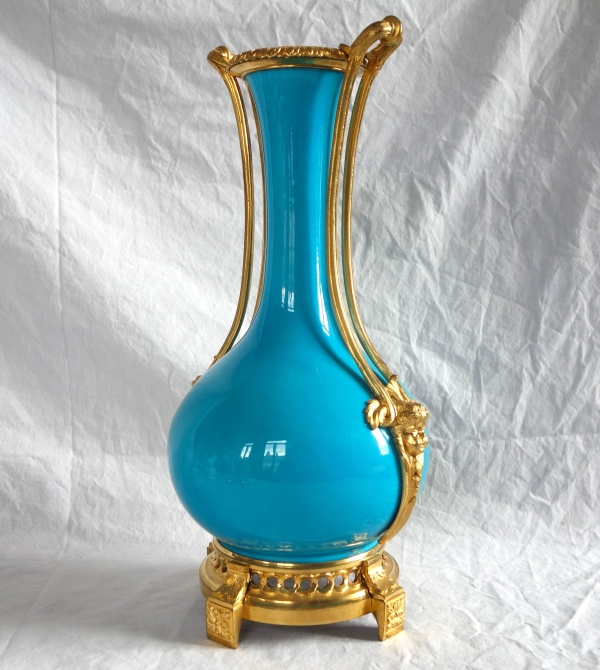 Grand vase d'ornement Louis XVI en porcelaine turquoise et bronze doré