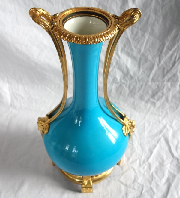 Grand vase d'ornement Louis XVI en porcelaine turquoise et bronze doré