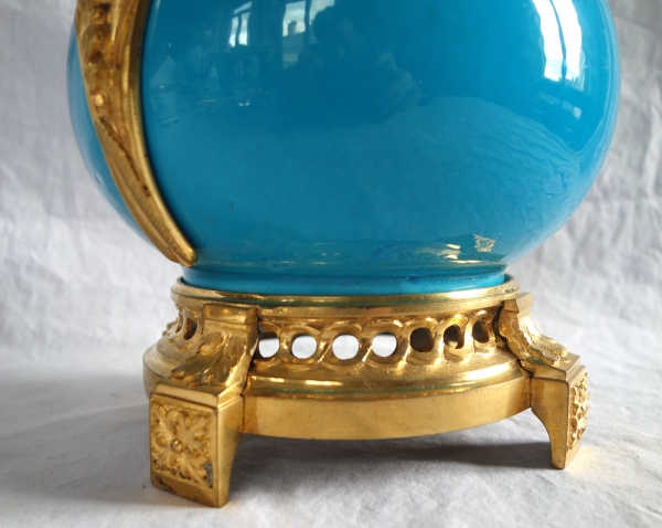Grand vase d'ornement Louis XVI en porcelaine turquoise et bronze doré