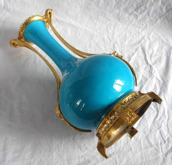 Grand vase d'ornement Louis XVI en porcelaine turquoise et bronze doré